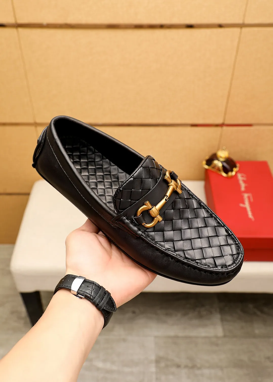 Men's shoes 💰360 💐 Product trademark: Ferragamo "Ferragamo" bean shoes Regular size: 38-44 (45.46🉑️customized) Product materials: Selected imported woven cowhide upper + classic hardware buckle, imported pig leather lining. Strong three-dimensional visual effect, original outsole color: 1⃣️color optional